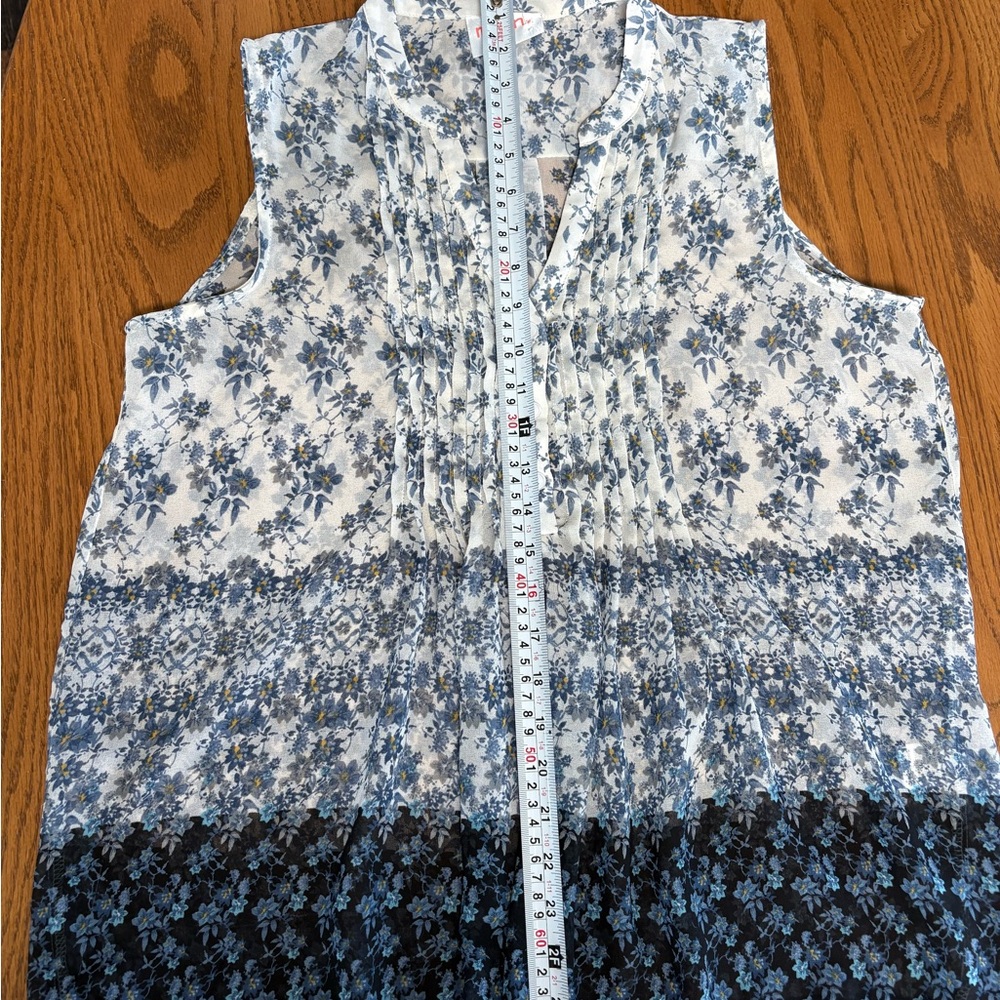 NWT Moon Collection Blue and White Floral Sleeveless Blouse by STITCH FIX. Sz L